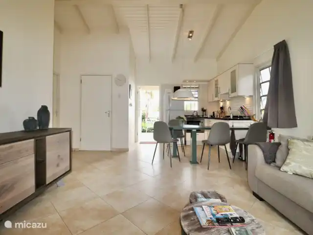 Beau bungalow sur SeruCoral Curaçao | Curaçao, Curaçao-Centre, Partisan du corail - bungalow Salon spacieux avec intérieur moderne et cuisine entièrement équipée