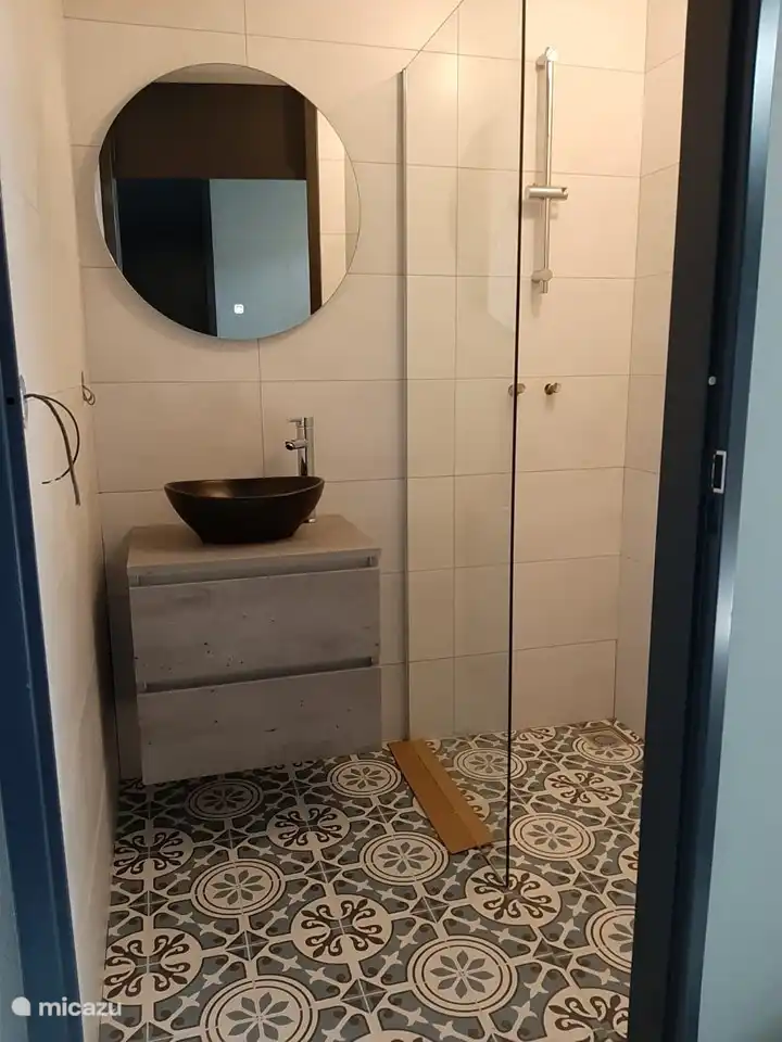 neue Dusche mit Fußbodenheizung