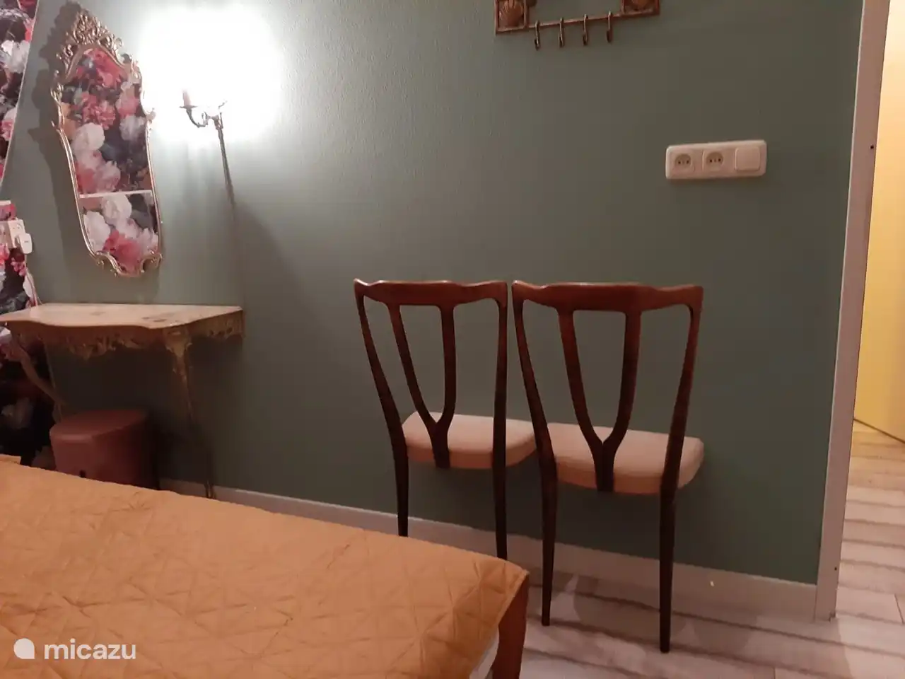 Lustiges Detail im Schlafzimmer. Sie können hier Ihre Kleidung verlieren