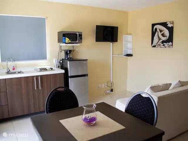 Location de Vacances Curaçao, Curaçao-Centre, Santa Rosa-Scherpenheuvel, studio - Group Garden Gateway, Kalbas Une photo de l’appartement studio, vous pouvez voir la kitchenette et le salon dans la pièce