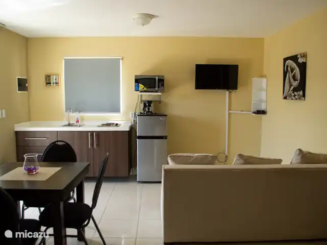 Location de Vacances Curaçao, Curaçao-Centre, Santa Rosa-Scherpenheuvel, studio - Group Garden Gateway, Kalbas Une photo de l’appartement studio, vous pouvez voir la kitchenette et le salon dans la pièce