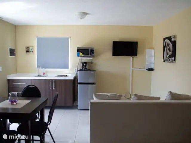 Location de Vacances Curaçao, Curaçao-Centre, Santa Rosa-Scherpenheuvel, studio - Group Garden Gateway, Kalbas Une photo de l’appartement studio, vous pouvez voir la kitchenette et le salon dans la pièce