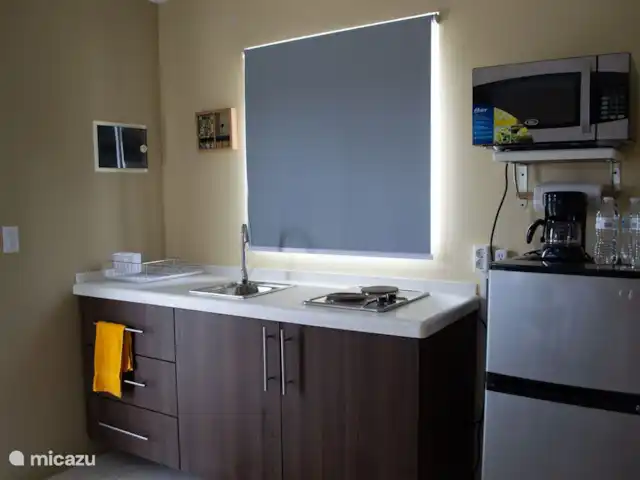 Location de Vacances Curaçao, Curaçao-Centre, Santa Rosa-Scherpenheuvel, studio - Group Garden Gateway, Kalbas La kitchenette est équipée d’une plaque électrique avec un micro-ondes / four et un petit réfrigérateur / réfrigérateur