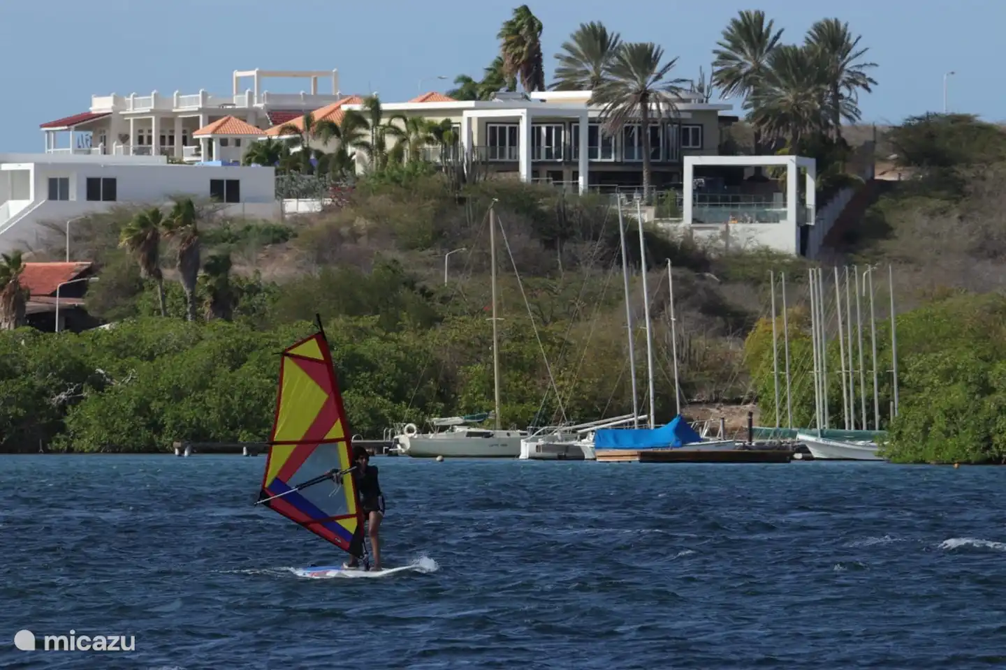 bij de caracasbaai kun je veel entertainment doen, zoals windsurfen, kajakken, seadoo en meer