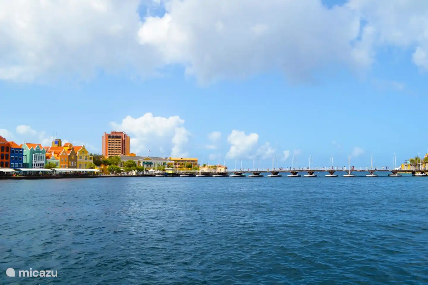 hier heb je een mooi uitzicht op onze drijvende brug de hoofdstad (willemstad, Punda).