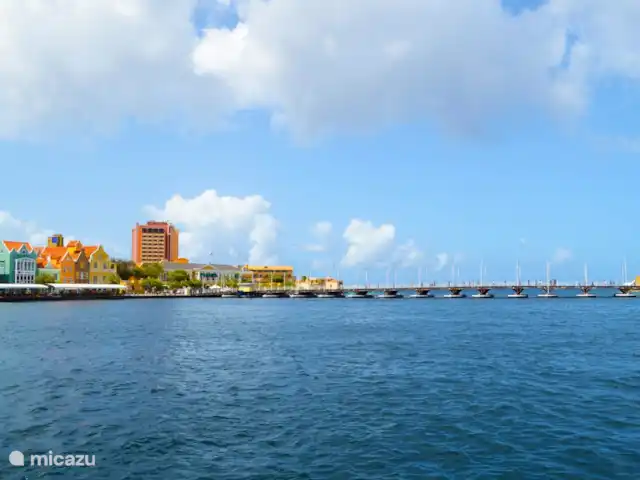 Groupe Jardin G, Milon di Seru | Curaçao, Curaçao-Centre, Santa Rosa-Scherpenheuvel - appartement ici vous avez une belle vue sur notre pont flottant de la capitale (willemstad, Punda).