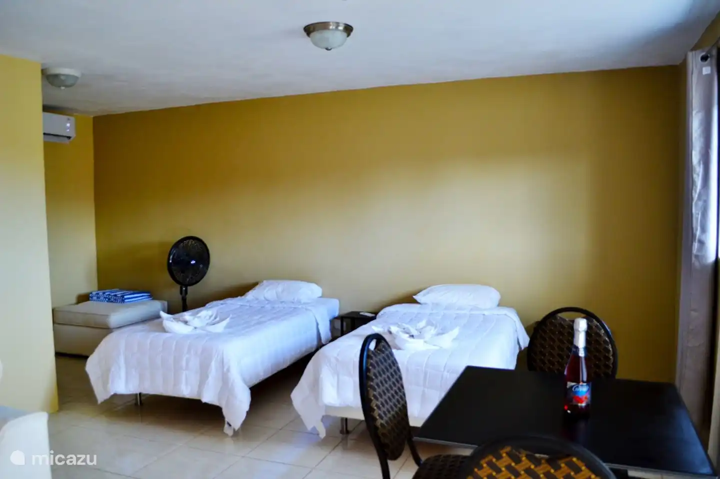 room have aircondition and dinning table.