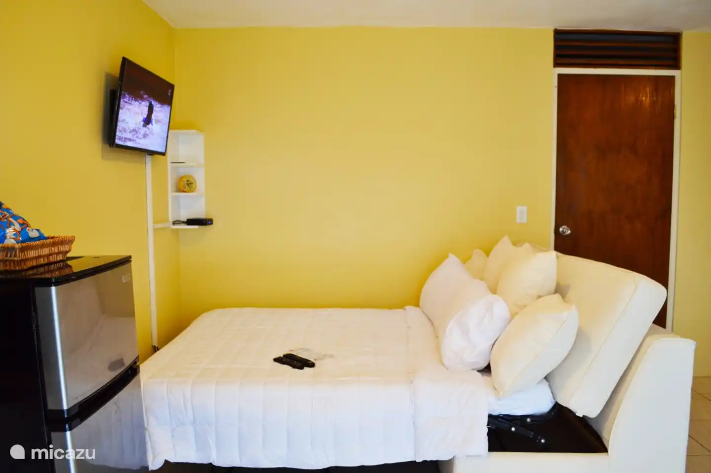 zo verandert de open slaapbank in bed. je kunt gaan liggen, let op je tv