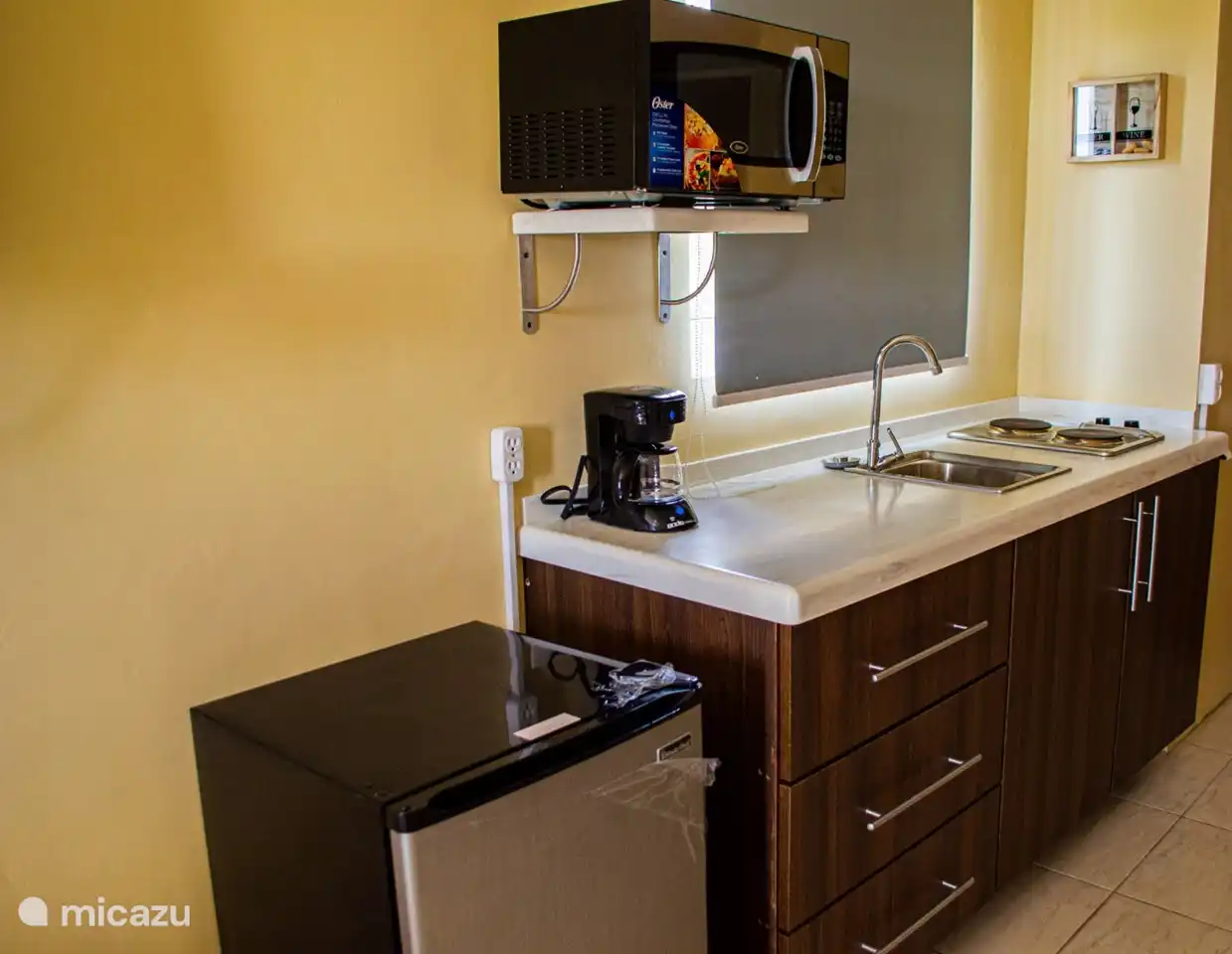 de keukenkasten, magnetron koelkast en een koffiezetapparaat ook beschikbaar in de kamer van de studio