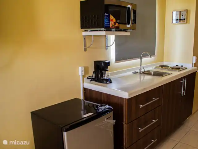 Groupe Jardin G, Milon di Seru | Curaçao, Curaçao-Centre, Santa Rosa-Scherpenheuvel - appartement les armoires de cuisine, le réfrigérateur micro-ondes et la cafetière également disponibles dans la chambre du studio