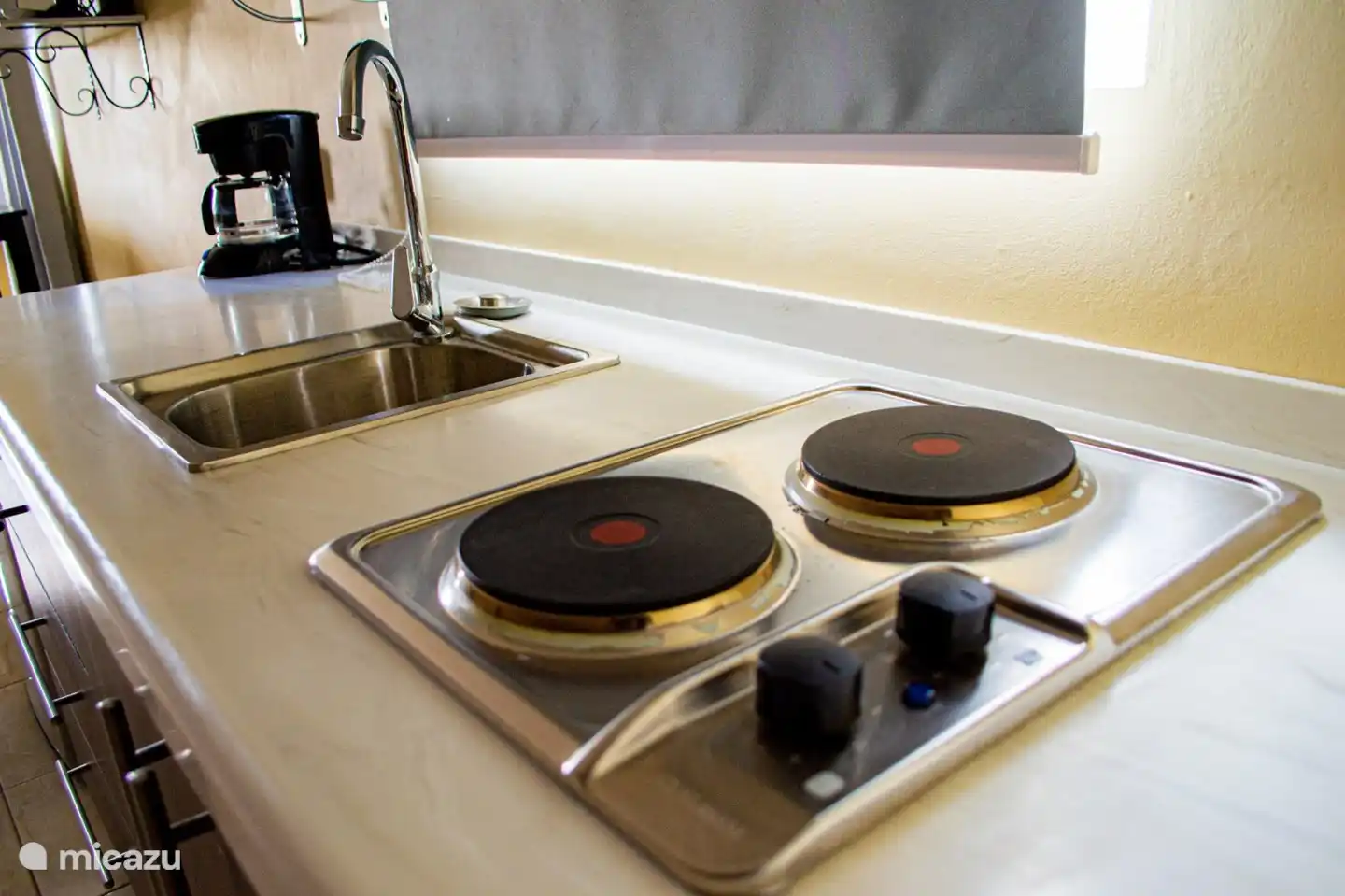 
er is ook een keukenblad corian, elektrisch fornuis, een wastafel, in de kamer van elke studio.