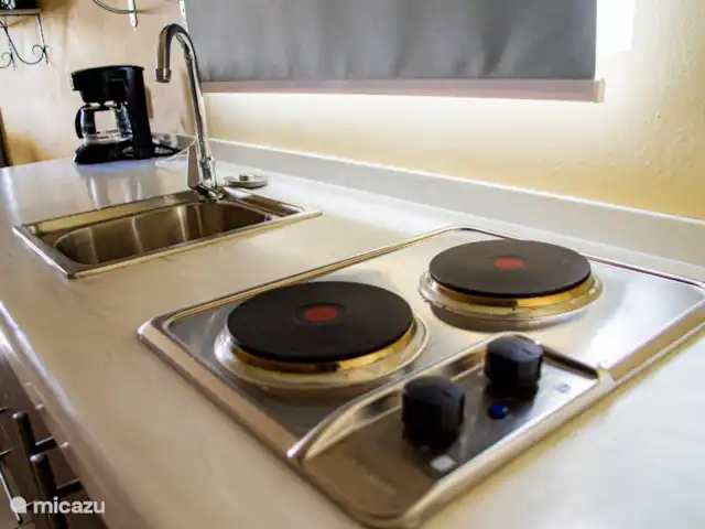 Groupe Jardin G, Milon di Seru | Curaçao, Curaçao-Centre, Santa Rosa-Scherpenheuvel - appartement il y a aussi un comptoir de cuisine en corian, une cuisinière électrique, un évier, dans la chambre de chaque studio.