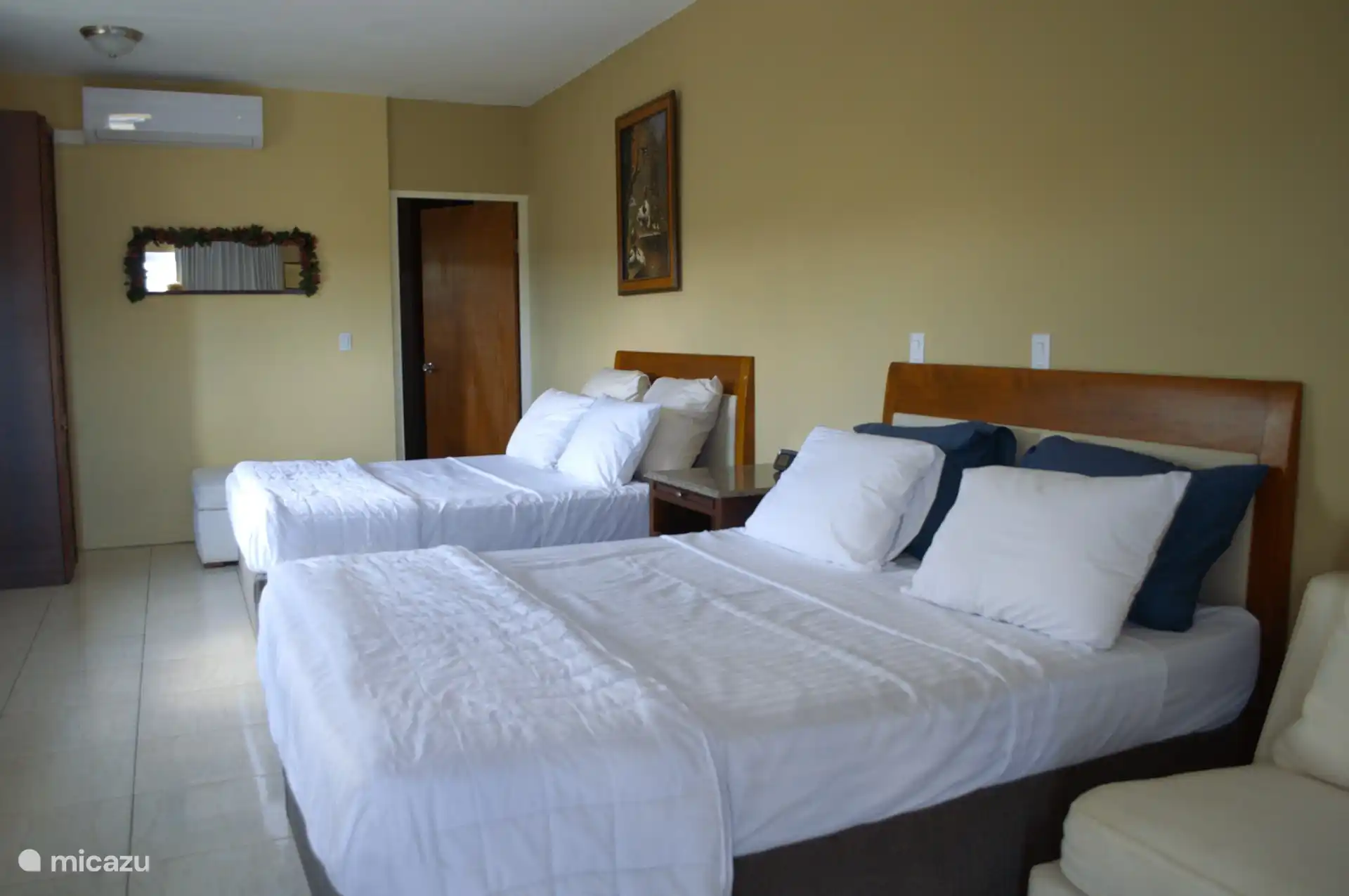 Hier sind die beiden großen Betten mit einem begehbaren Zugang zum Badezimmer im hinteren Teil des Fotoalbums.