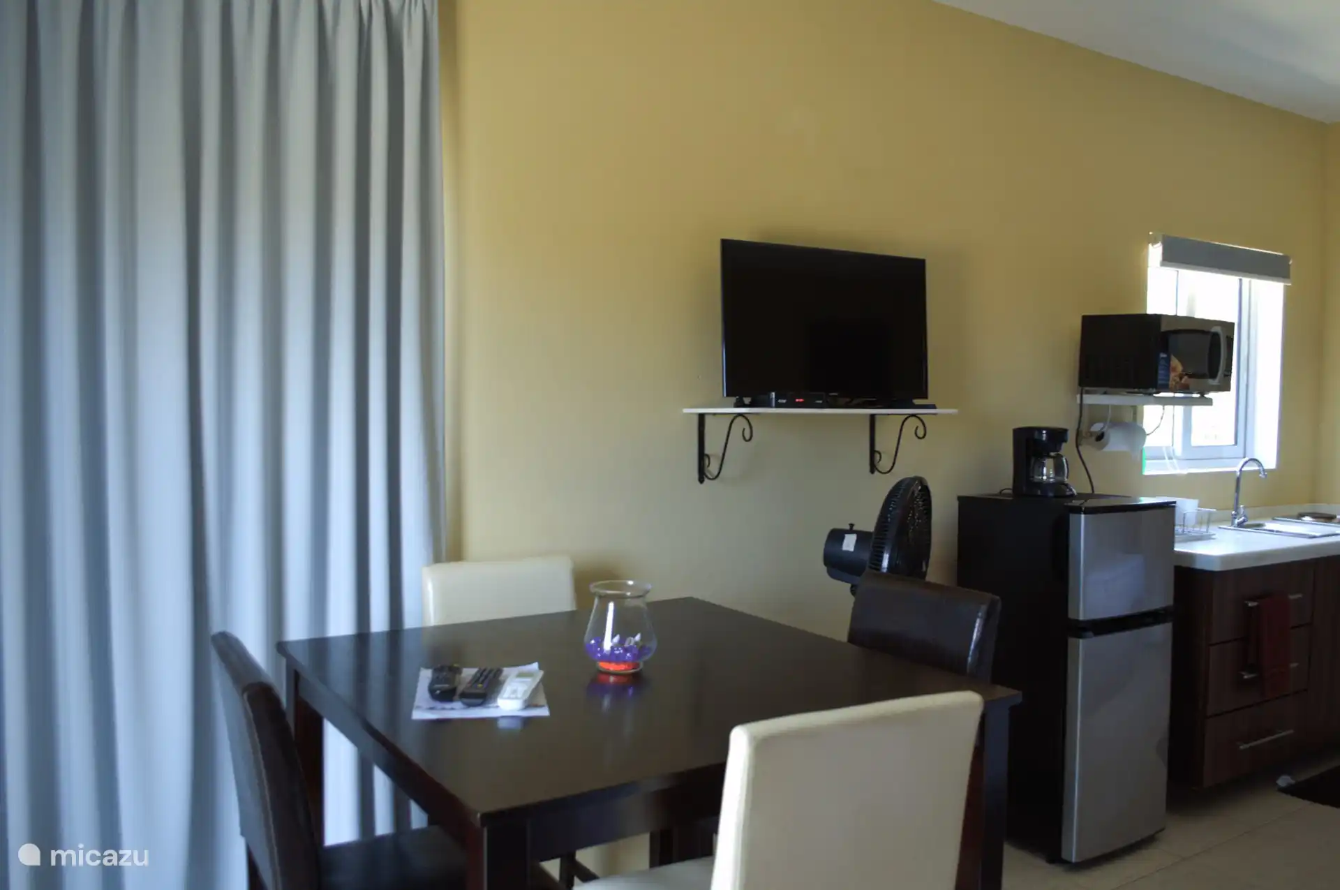 Der Tisch, an dem man essen und sich eine Weile hinsetzen kann