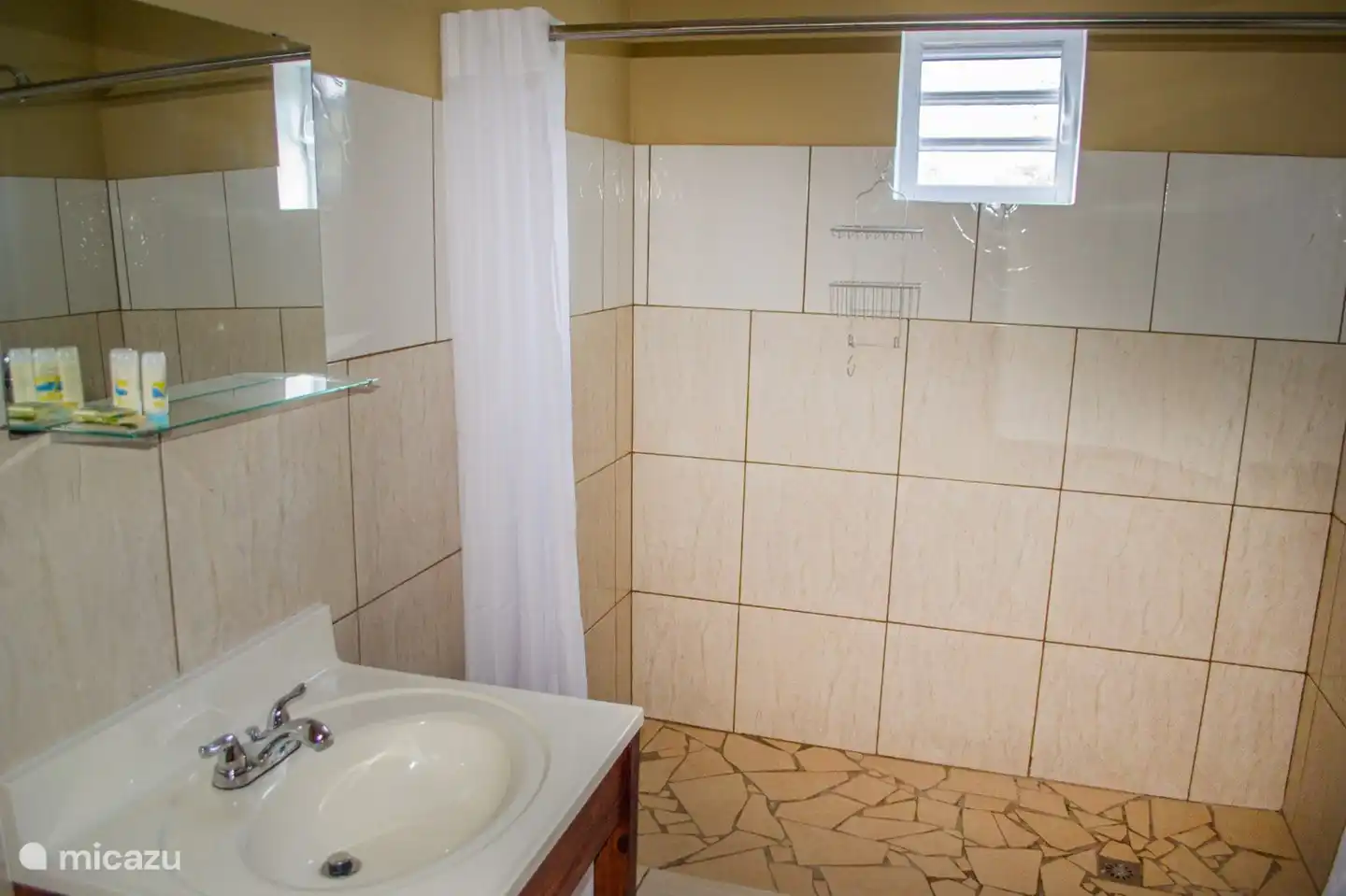 Badezimmer komplett gefliest