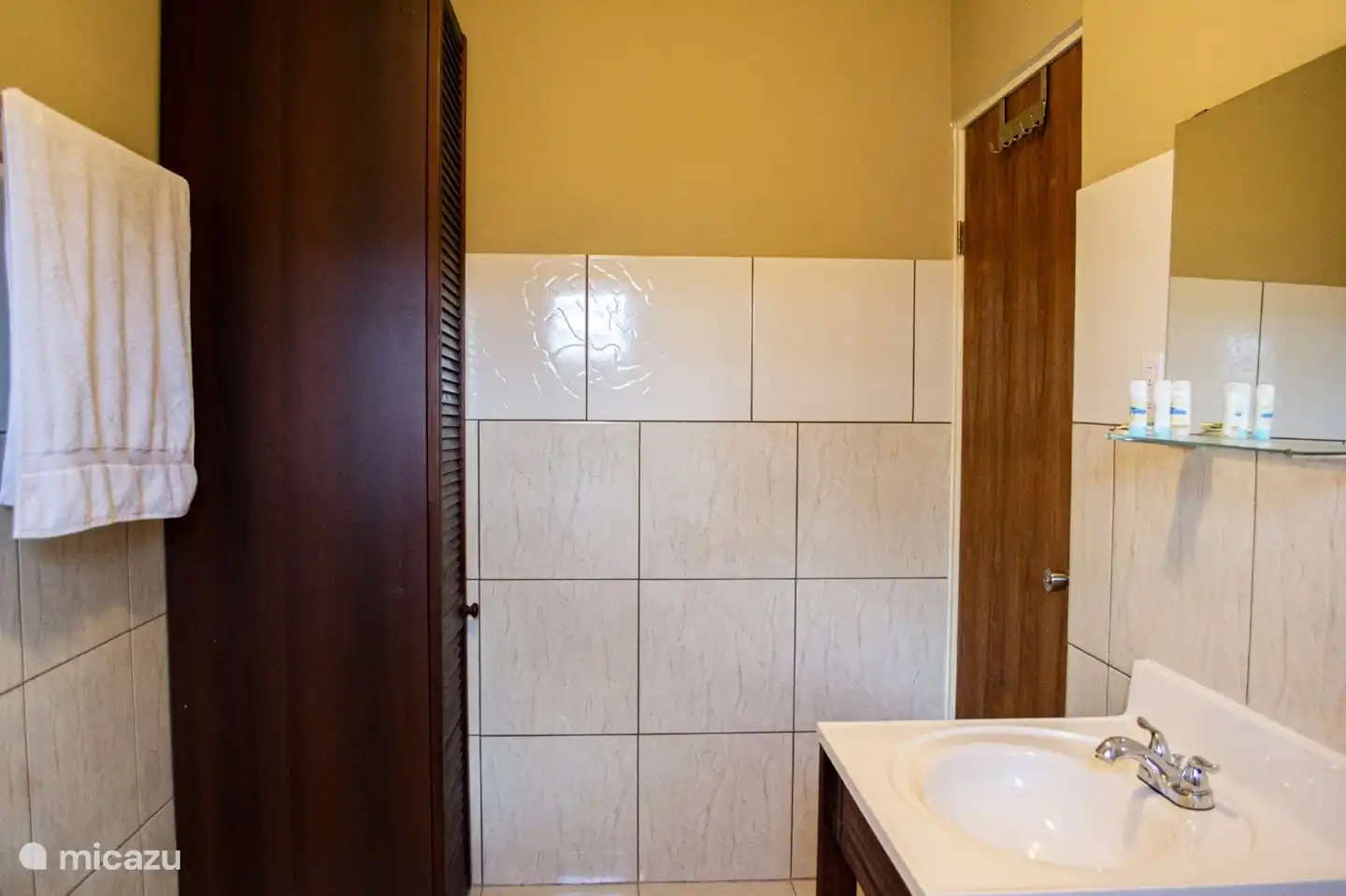 Dies ist das Hauptbadezimmer eines der größten Studios