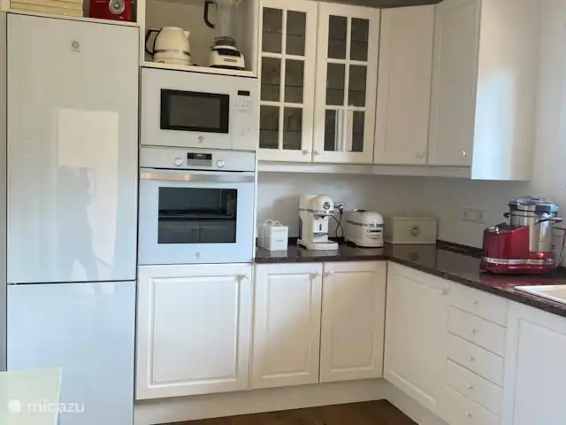 Belle villa double | Espagne, Costa Brava, Calonge - villa La cuisine est accessible depuis un escalier à gauche de la porte d'entrée ainsi que via un escalier extérieur depuis l'espace piscine