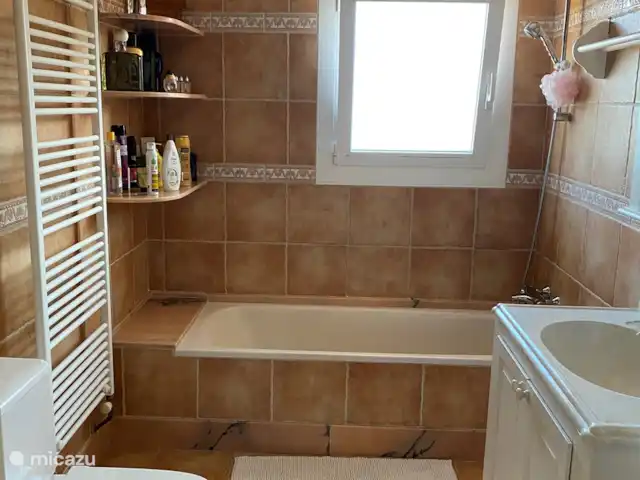 Belle villa double | Espagne, Costa Brava, Calonge - villa Salle de bain à l'étage avec baignoire et douche