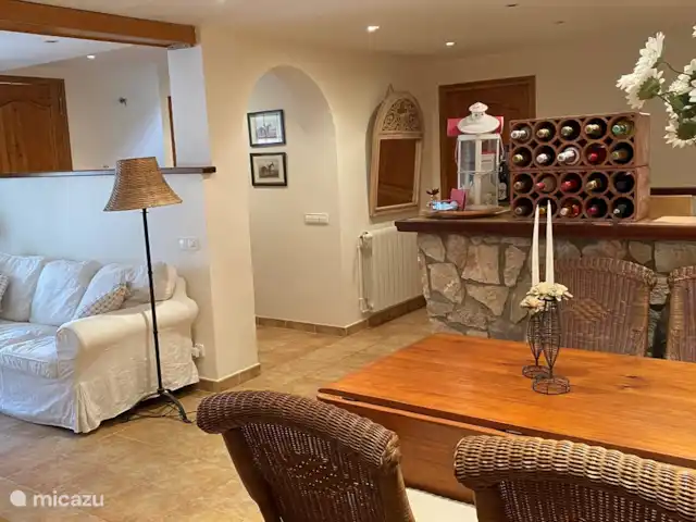 Belle villa double | Espagne, Costa Brava, Calonge - villa En entrant, nous trouvons les escaliers à gauche, un bar avec un poêle devant nous et le petit coin salon de l'appartement à droite.