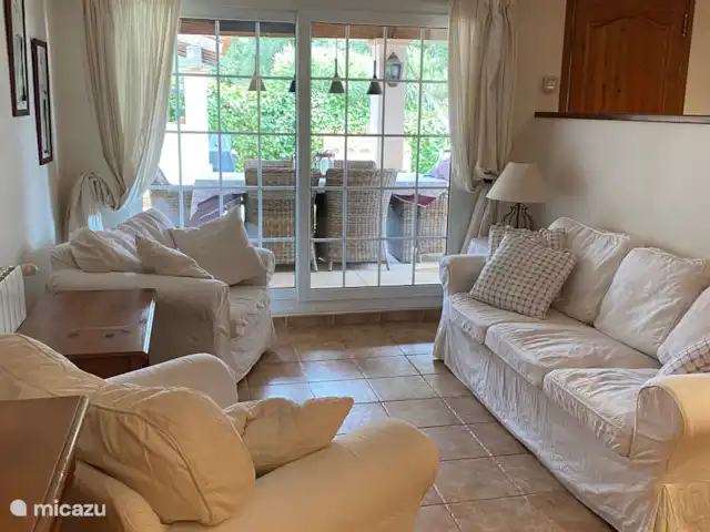 Belle villa double | Espagne, Costa Brava, Calonge - villa Le salon au rez-de-chaussée avec portes donnant sur la terrasse