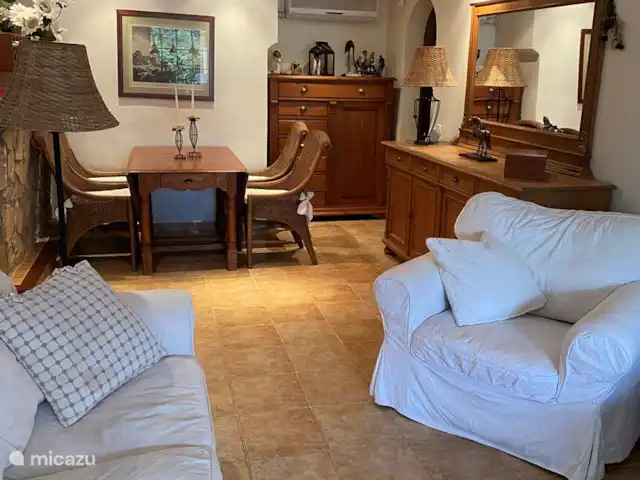 Belle villa double | Espagne, Costa Brava, Calonge - villa La table à manger en bas avec accès direct à une salle de bain avec douche et une chambre avec deux lits simples