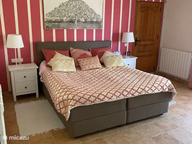 Belle villa double | Espagne, Costa Brava, Calonge - villa A gauche du bar se trouve la grande chambre climatisée au rez-de-chaussée