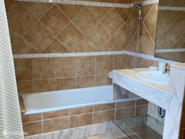 Belle villa double | Espagne, Costa Brava, Calonge - villa Salle de bains privative dans la chambre principale inférieure