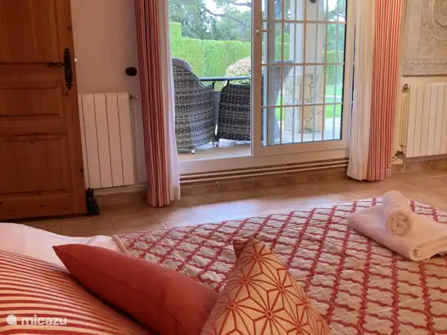 Belle villa double | Espagne, Costa Brava, Calonge - villa Vue depuis le lit de la chambre principale du rez-de-chaussée