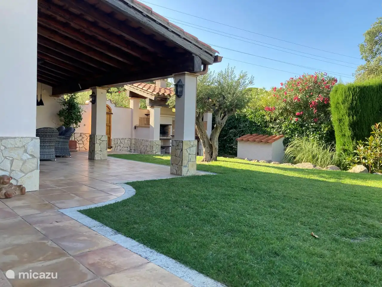 Seite des Gartens (Blick vom Pool)