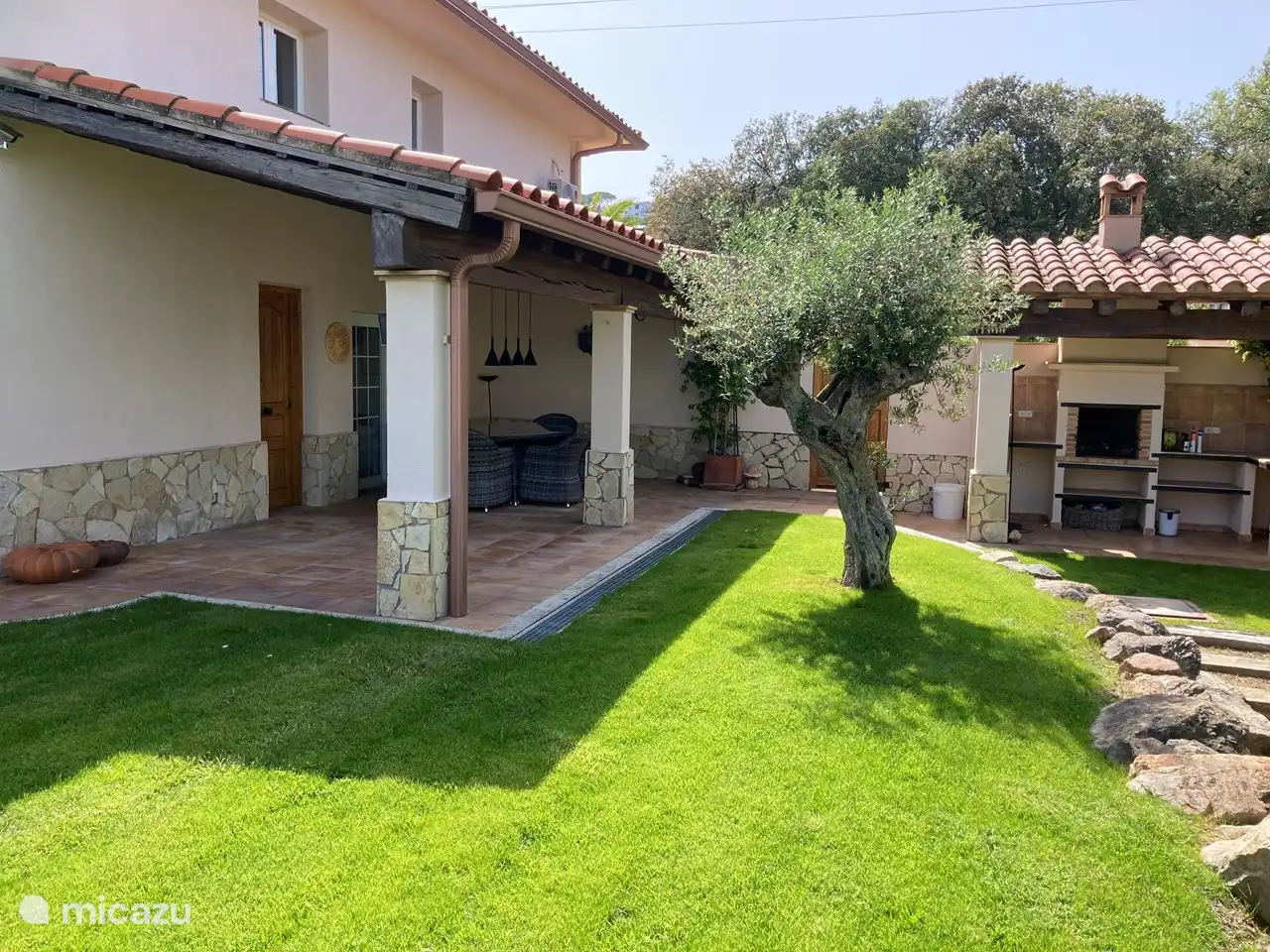 Grill direkt neben der überdachten Terrasse