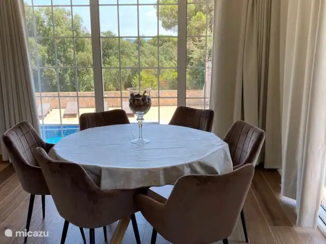 Belle villa double | Espagne, Costa Brava, Calonge - villa Table ronde avec vue sur le jardin et la piscine