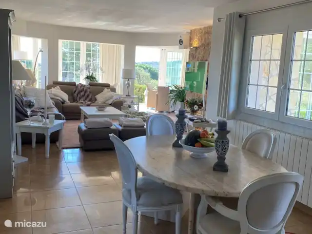 Belle villa double | Espagne, Costa Brava, Calonge - villa Beau grand salon/salle à manger au dernier étage avec vue sur la piscine