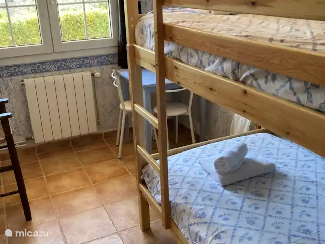 Belle villa double | Espagne, Costa Brava, Calonge - villa La chambre avec lits superposés est située entre les deux chambres doubles à l'étage.