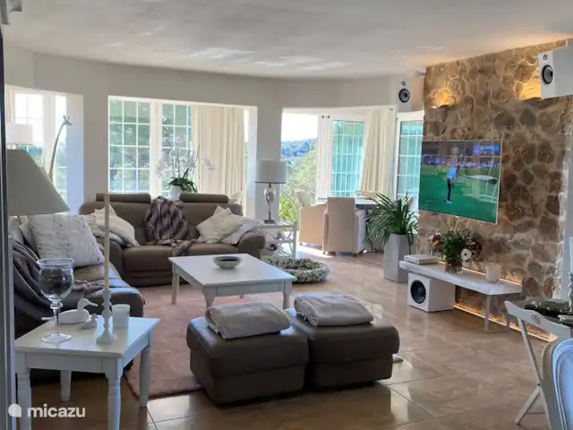 Belle villa double | Espagne, Costa Brava, Calonge - villa La piscine est accessible par un escalier via des portes coulissantes depuis le salon à l'étage