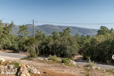 Vakantiehuis Portugal, Costa de Prata, Aljubarrota vakantiehuis Casa Gemeos zicht vooraan op de bergen