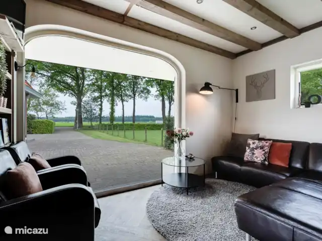 Gîte du fermier | Pays-Bas, Drenthe, Fluitenberg - maison de vacances Le salon avec fenêtre panoramique donnant sur les prairies et les forêts