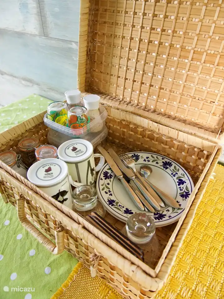 Es gibt keine Küche, aber Sie können den Wasserkocher benutzen und auf Anfrage unseren Grill benutzen (kümmern Sie sich selbst um die Kohlen)