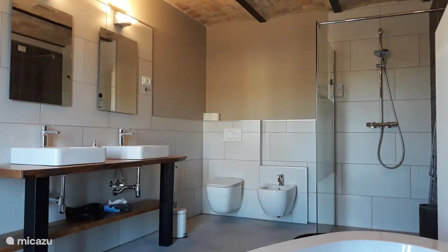 En-suite Badezimmer zum Hauptschlafzimmer
