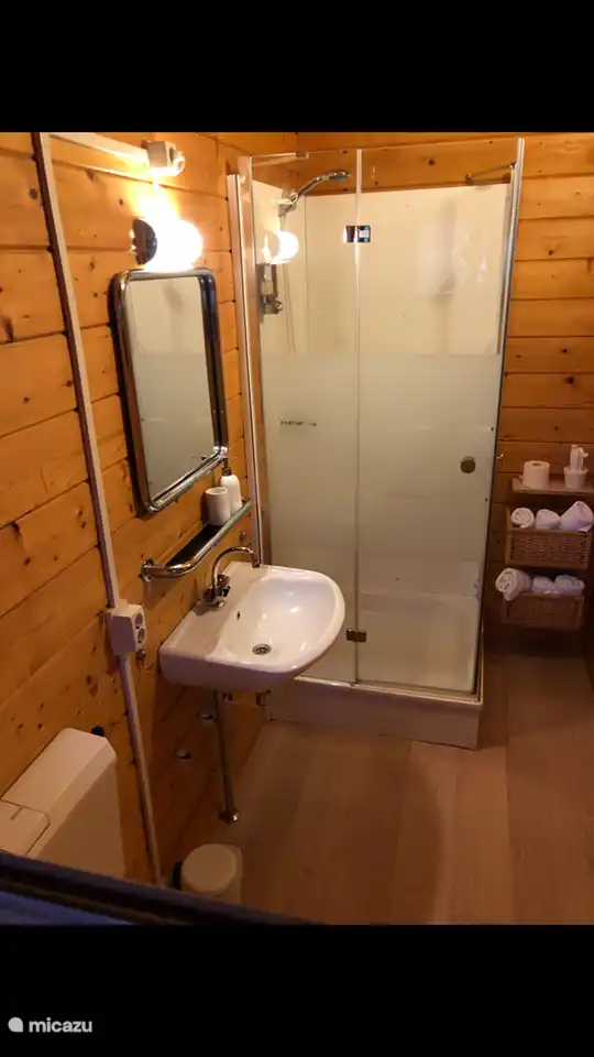 Badezimmer mit Duschkabine