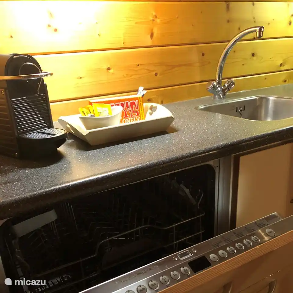 Offene Küche mit Nespresso-Maschine und Geschirrspüler