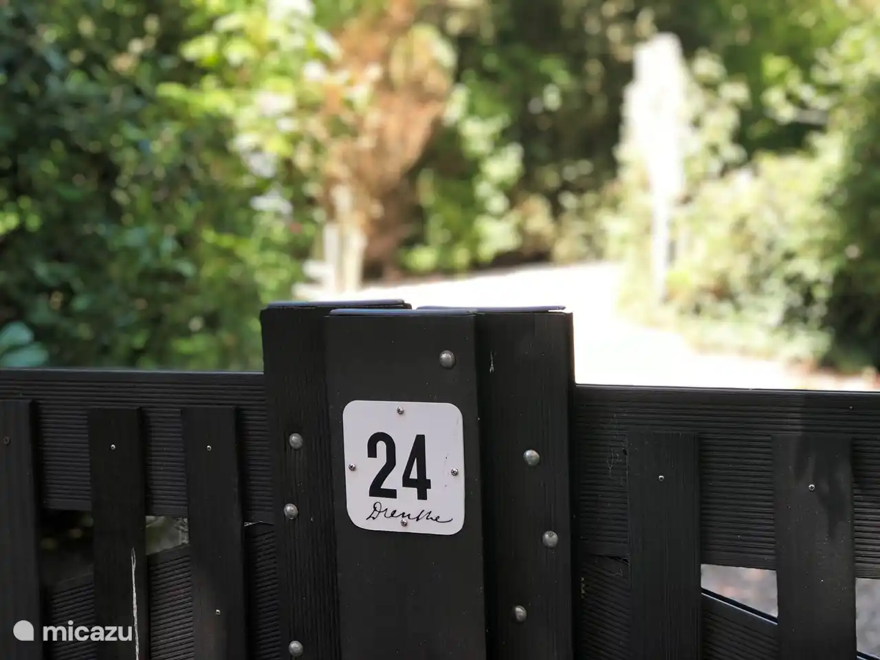 Zaun des komplett umzäunten Gartens