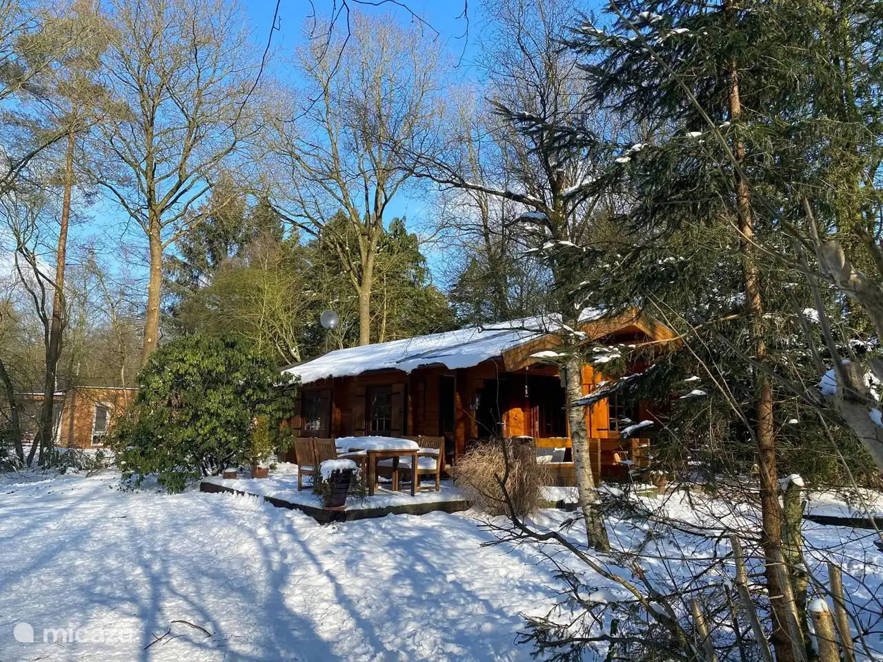 Blockhütte im Winter