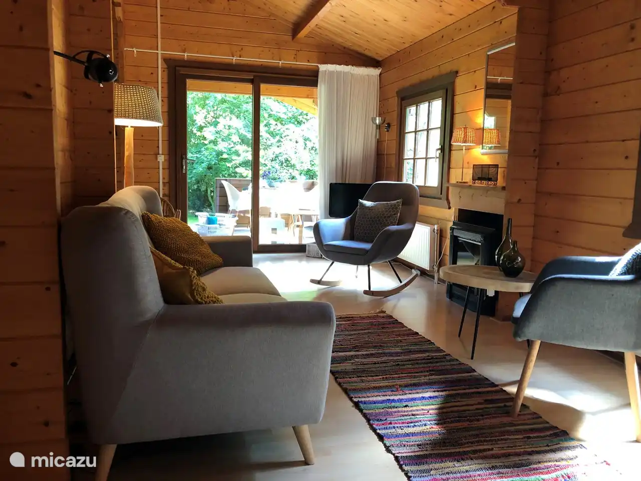 Vom Zimmer haben Sie einen Blick auf den Wald.