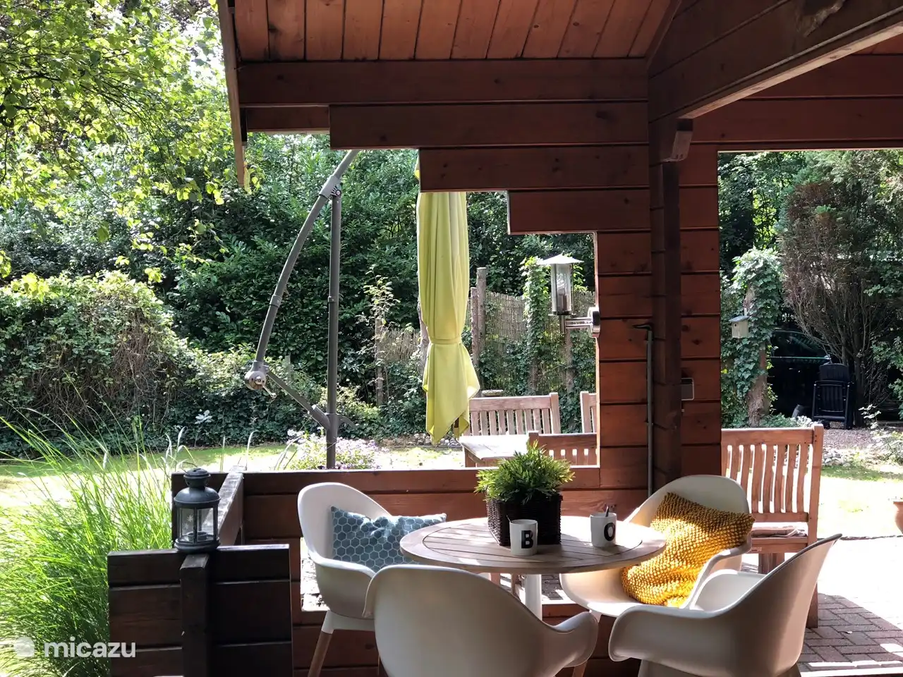 Blick von der überdachten Terrasse