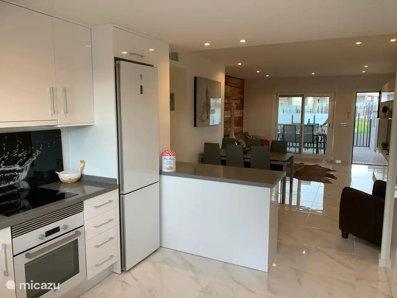 Offene Küche mit Verbindung zum geräumigen Wohnzimmer