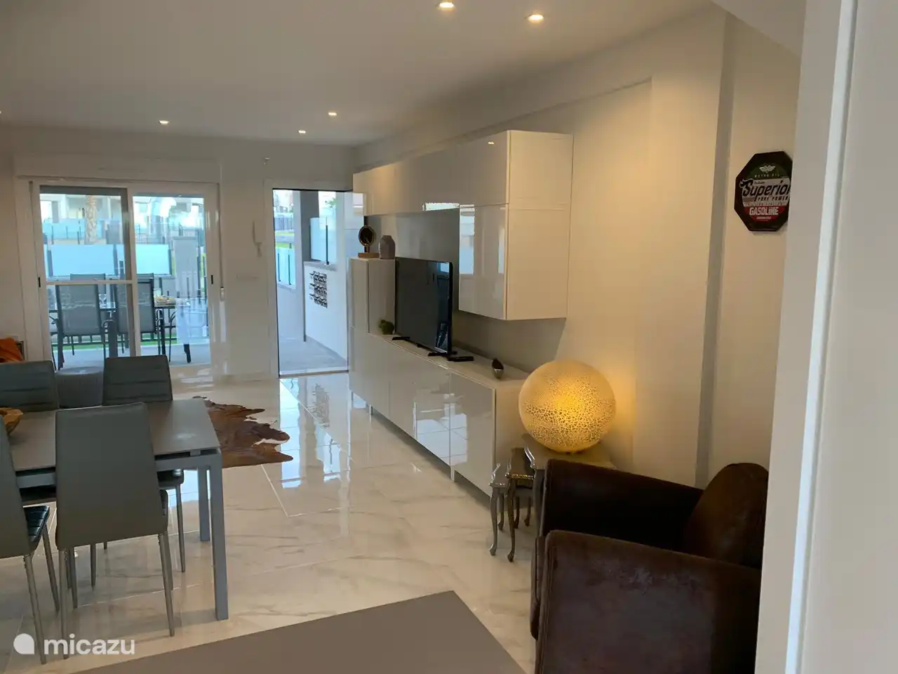 Durch die beiden Terrassen an der Vorder- und Gartenseite fällt viel Licht in die Wohnung