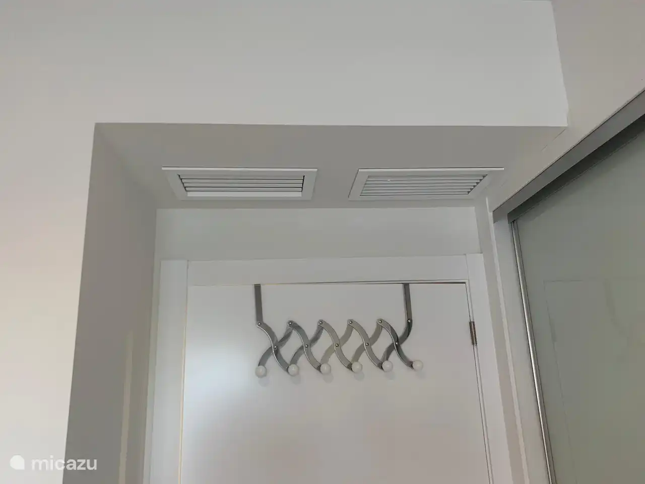 Eine zentrale Klimaanlage und Heizung ist auch in den Schlafzimmern vorhanden