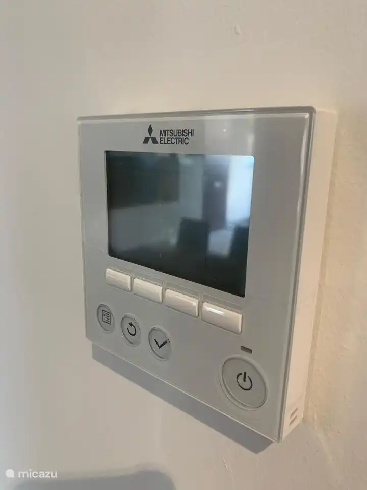 Eine zentrale Klimaanlage und Heizung ist in der gesamten Wohnung vorhanden