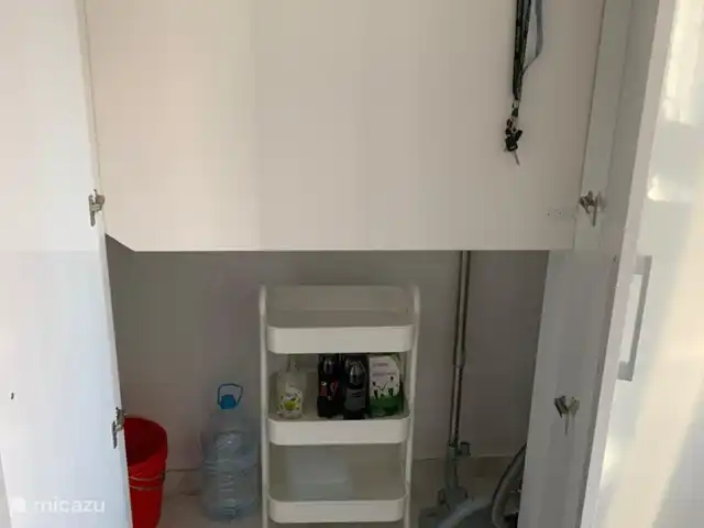 Casa Beausezo, appartement de luxe | Espagne, Costa Blanca, Torrevieja - appartement Espace de rangement dans la cuisine pour le matériel de nettoyage