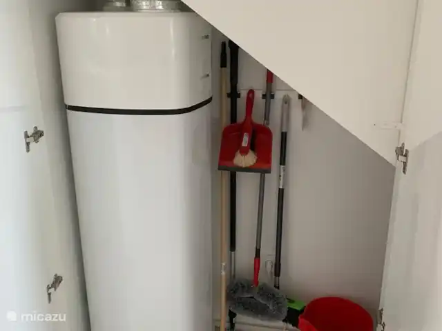 Casa Beausezo, appartement de luxe | Espagne, Costa Blanca, Torrevieja - appartement Espace de rangement dans la cuisine pour le matériel de nettoyage